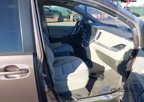 2020 Toyota Sienna Le z USA, uszkodzony, nr VIN 5TDJZ3DC7LS238865